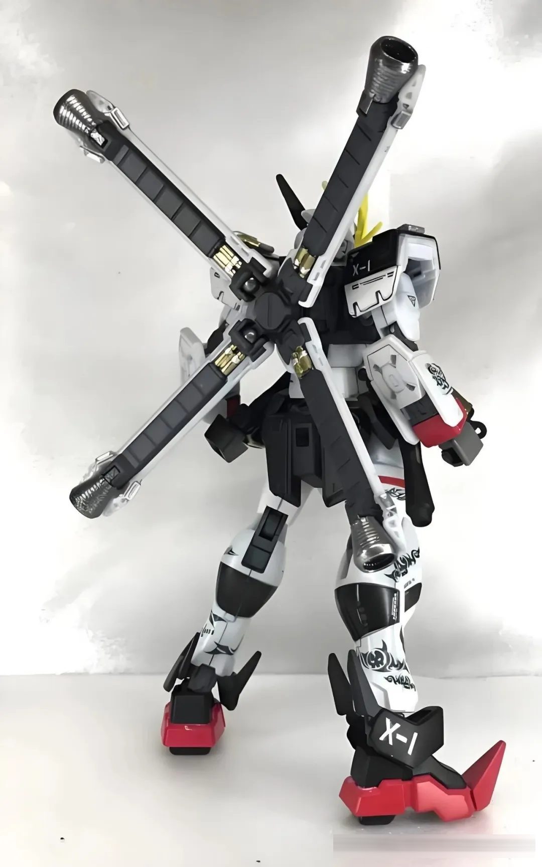 封存一年暴力完工!海盗X1全覆式披风魔改:独立羽翼+火焰刺青,村正狂刀杀疯了!