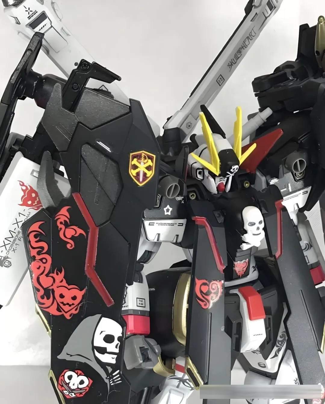 封存一年暴力完工!海盗X1全覆式披风魔改:独立羽翼+火焰刺青,村正狂刀杀疯了!