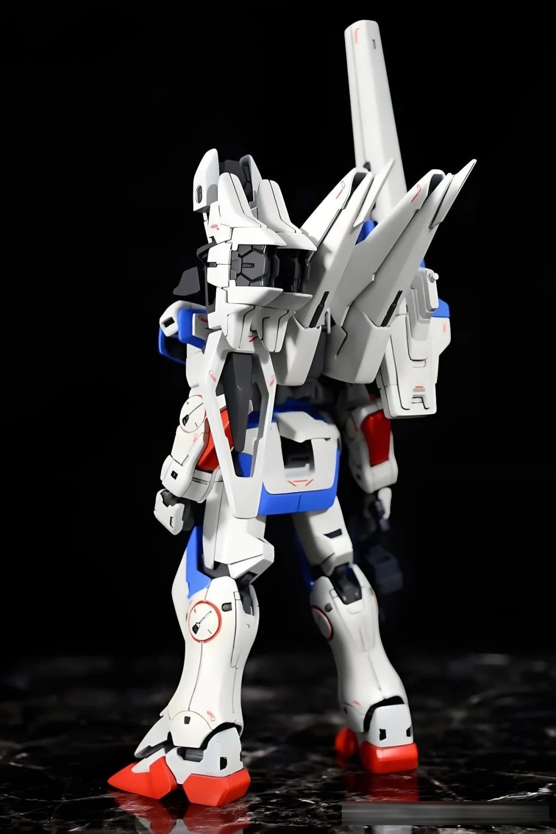平行宇宙的遗憾神作!暖白精涂第二V高达,揭秘UC0153瘸腿战神的双面神话!
