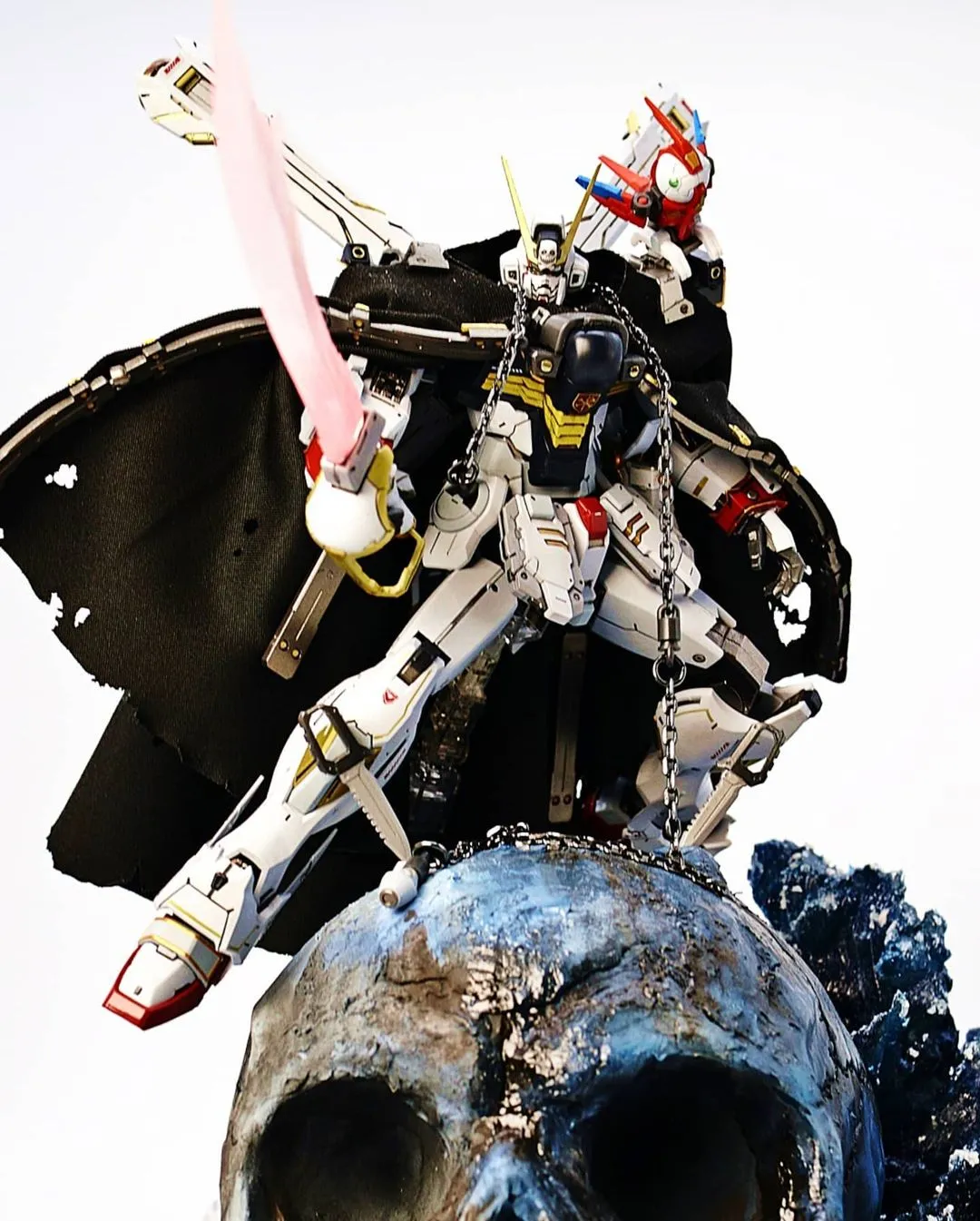为还原宇宙海盗灵魂，我打造巨型骷髅王座，用铁链锁住  海盗高达 ！