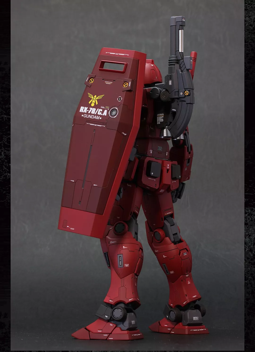 本该属于阿姆罗的初代高达,被夏亚染上赤红:这台 RX-78,藏着一年战争最遗憾的平行宇宙!