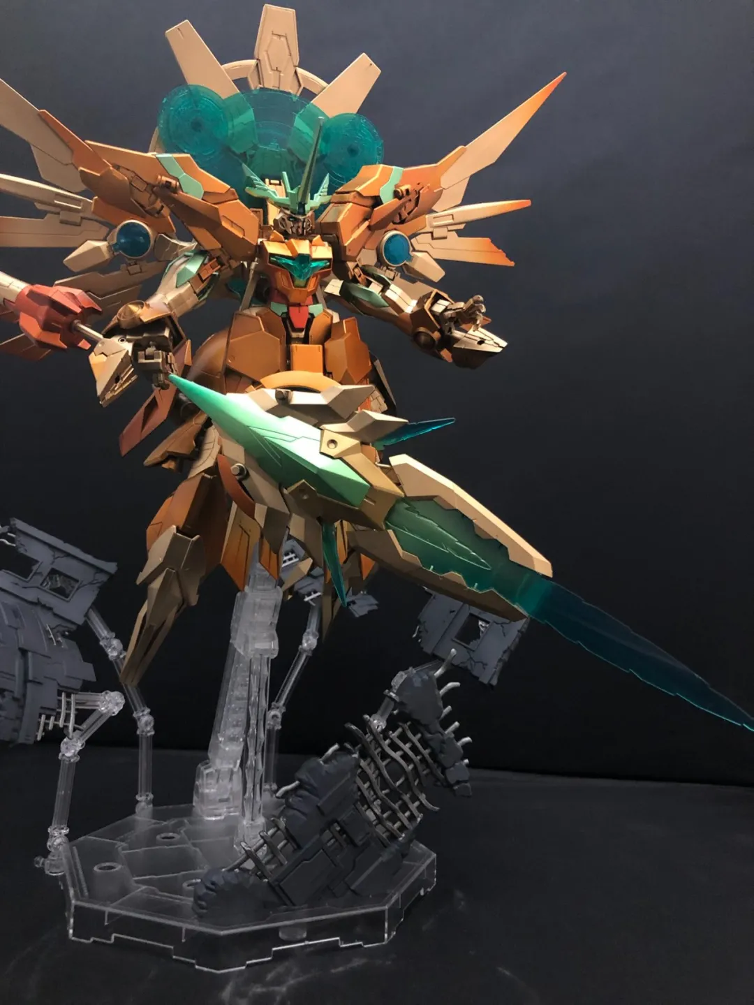 由核心高达为主躯,融合地球三型、火星装甲、金星装甲三套专属装甲,四机合体、四力归一的终极形态!