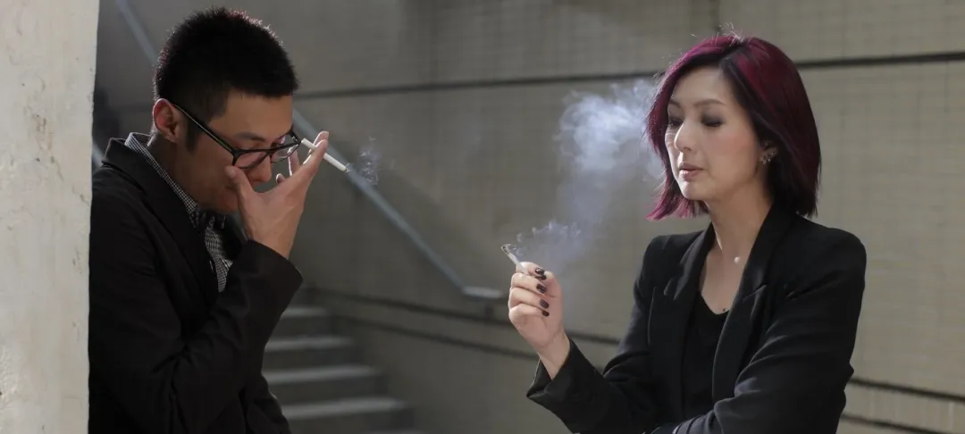 在超市后门吸烟的二人:写给疲惫成年人的治愈故事