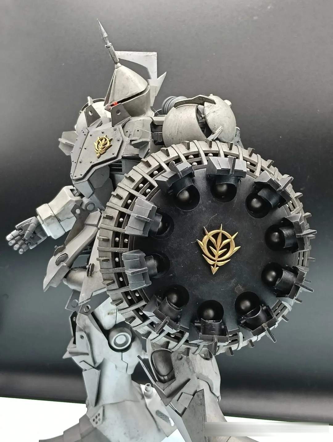 当最后一层消光保护漆缓缓风干,历时整整一个半月的漫长制作终于画上句点,属于吉翁骑士 YMS-15 甘恩的银甲,正式完成加冕!